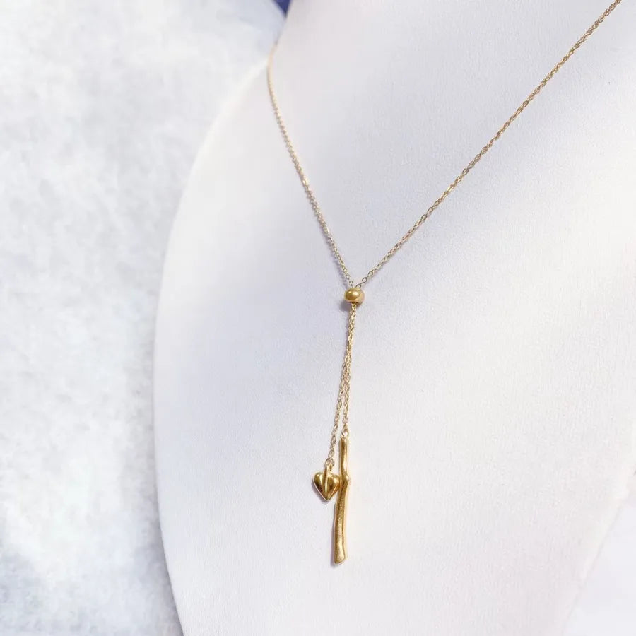 collar acero titanio bañado en oro 18k diseño rosa Loyobriyida fondo blanco
