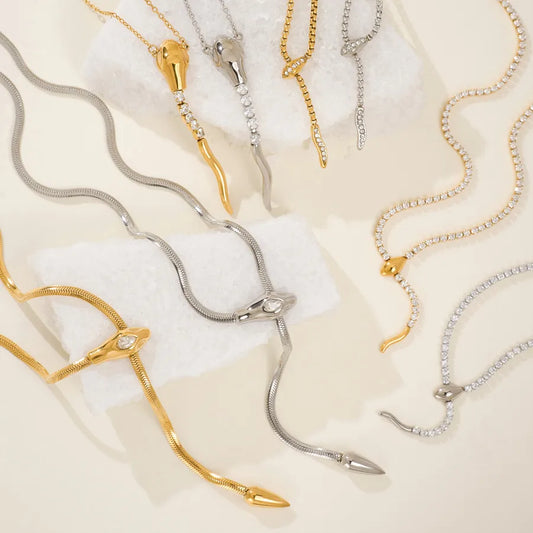 cadena acero titanio bañado en oro diseño gotas Loyobriyida fondo blanco