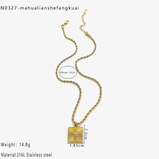 collar 316l acero inoxidable bañado en oro 18k diseño forma corazón Loyobriyida fondo blanco