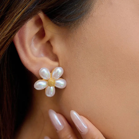pendientes 304 acero inoxidable bañado en oro diseño flor Loyobriyida fondo blanco