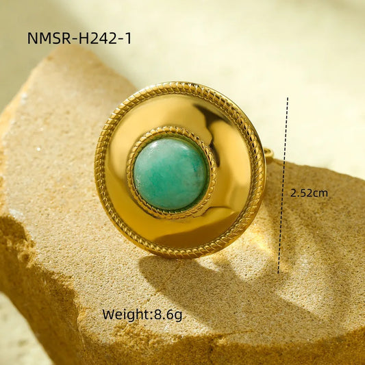 anillo abierto piedra natural bañado en oro diseño redondo Loyobriyida fondo blanco