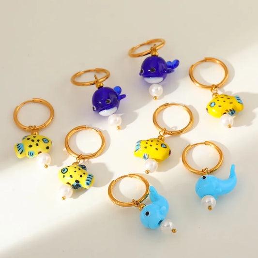 pendientes 304 acero inoxidable bañado en oro 18k diseño pez Loyobriyida fondo blanco