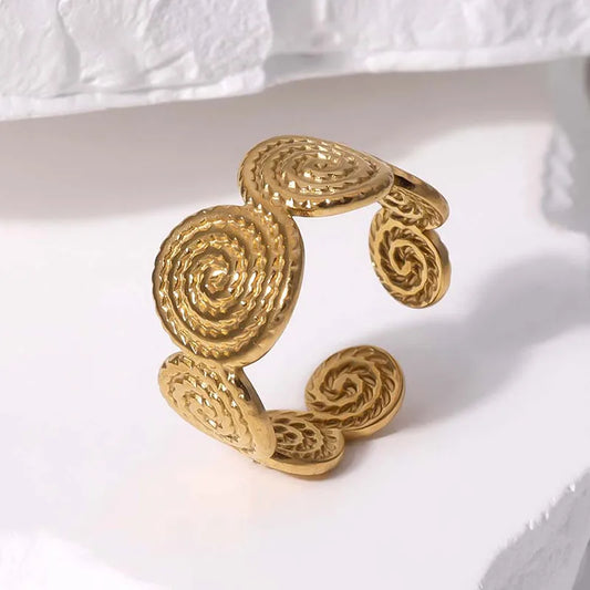 anillo abierto 304 acero inoxidable bañado en oro 18k diseño geométrico Loyobriyida fondo blanco