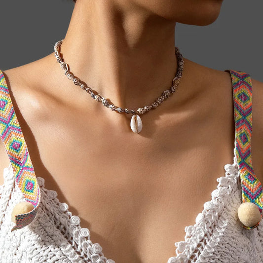 collar concha diseño geométrico Loyobriyida fondo blanco