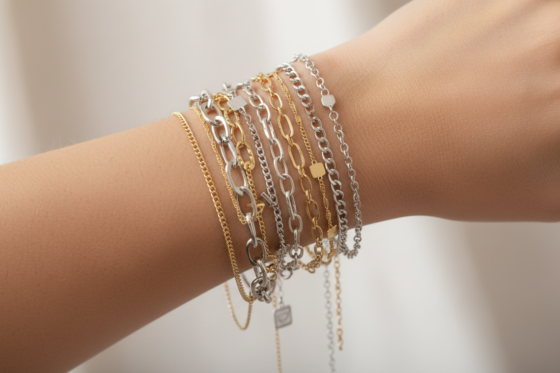 mujer vistiendo una pulseras de cadenas doradas y plateadas mezcladas