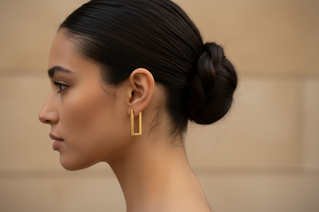 pendientes de aro rectangulares dorados de estilo minimalista