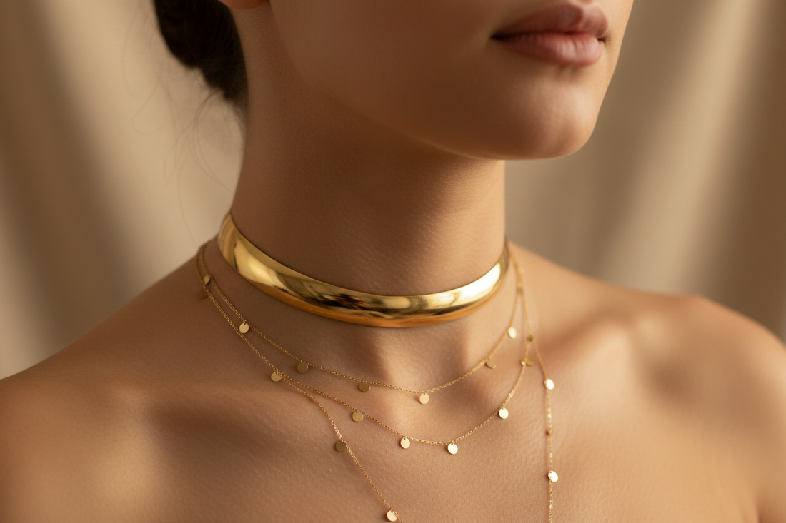 gargantilla rígida dorada en el cuello