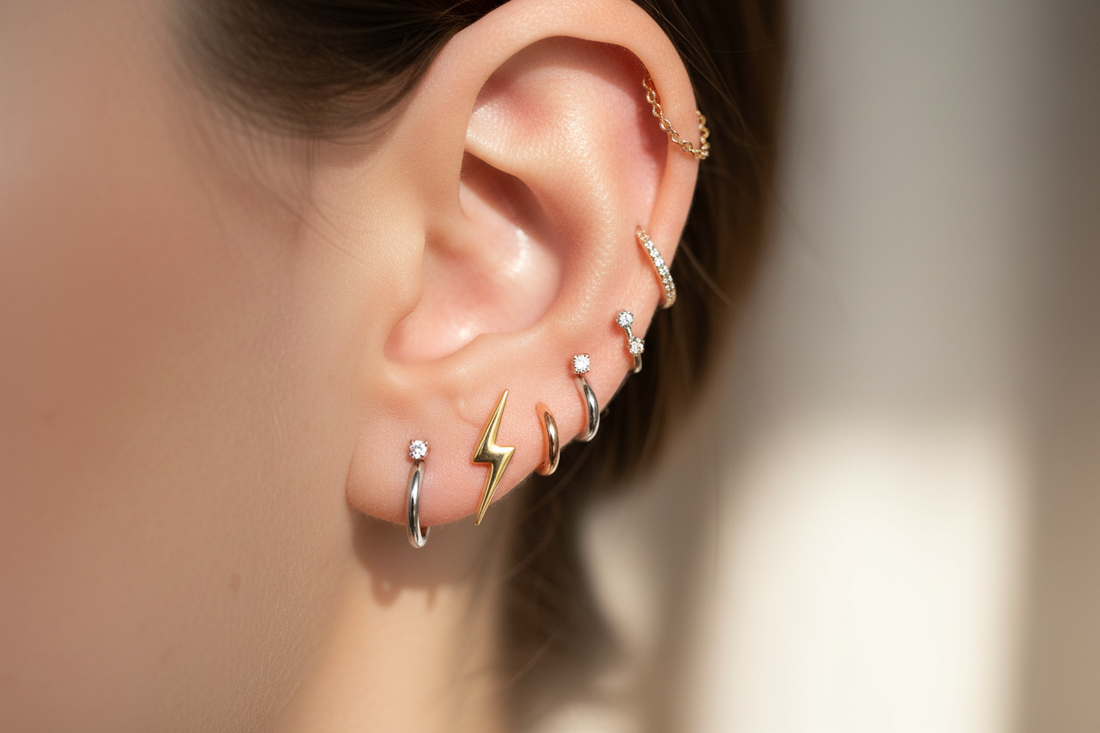 pendiente con forma de rayo dorado en el centro.