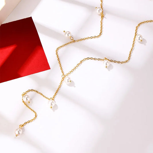 collar acero titanio bañado en oro diseño geométrico Loyobriyida fondo blanco