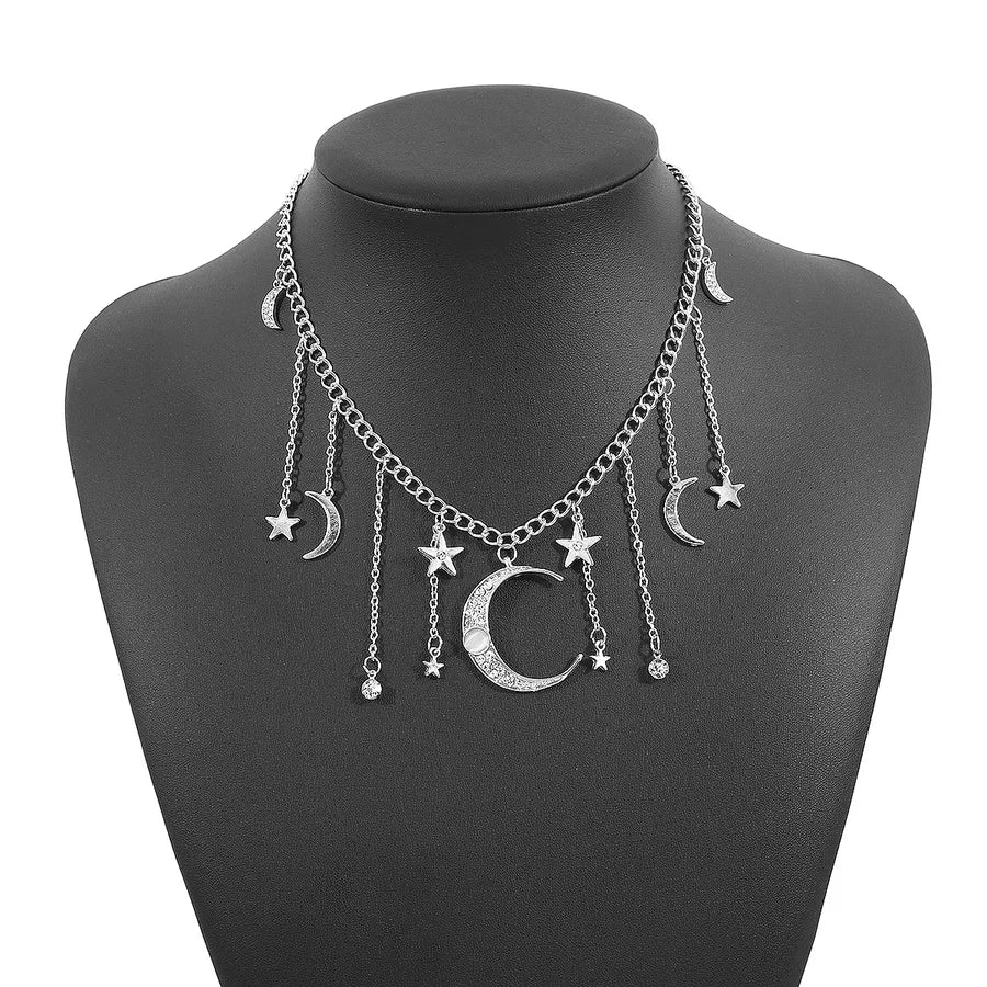 collar hierro bañado en oro diseño geométrico Loyobriyida fondo blanco