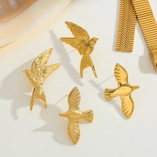 pendientes 304 acero inoxidable bañado en oro 18k diseño pájaro Loyobriyida fondo blanco