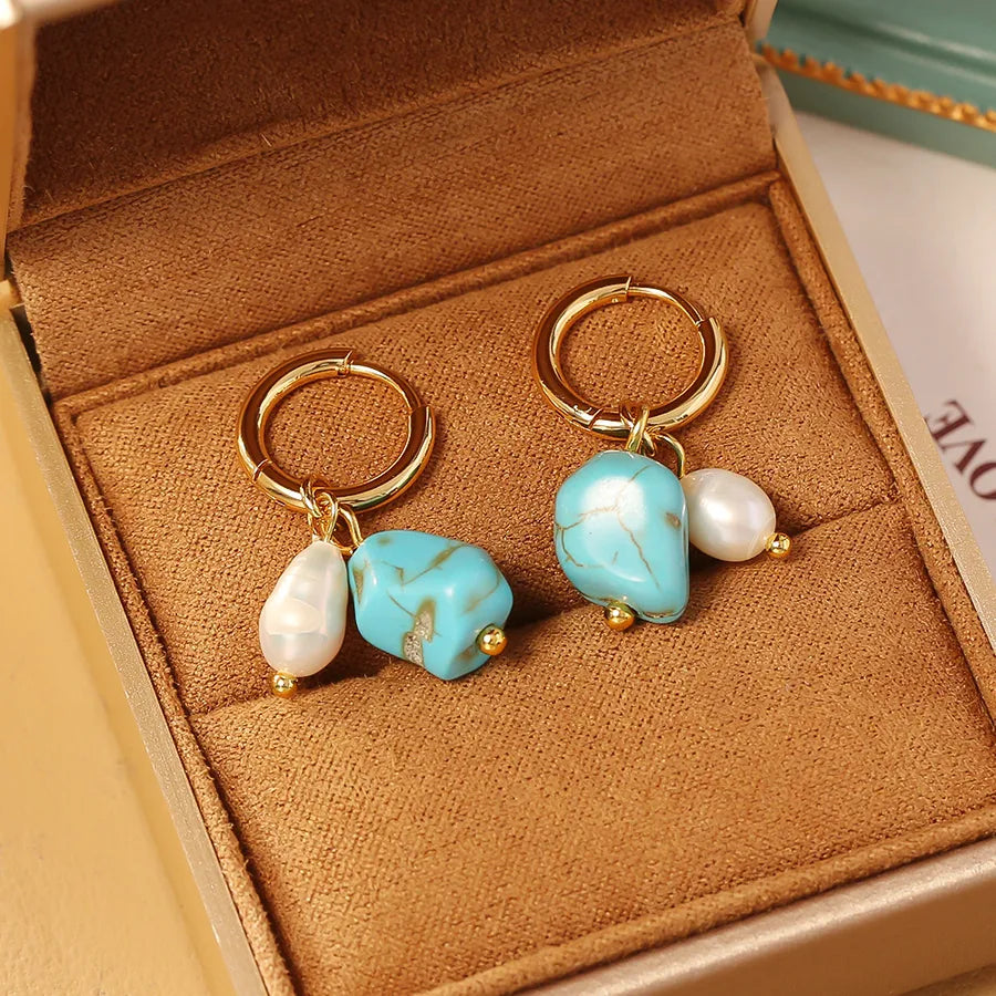 pendientes artificial perla bañado en oro diseño irregular Loyobriyida fondo blanco