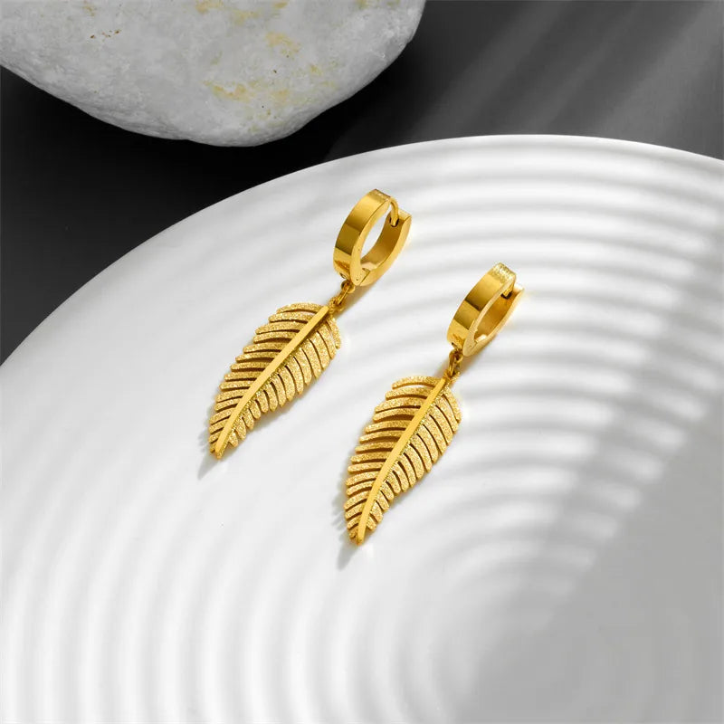 pendientes acero titanio bañado en oro 18k Loyobriyida fondo blanco