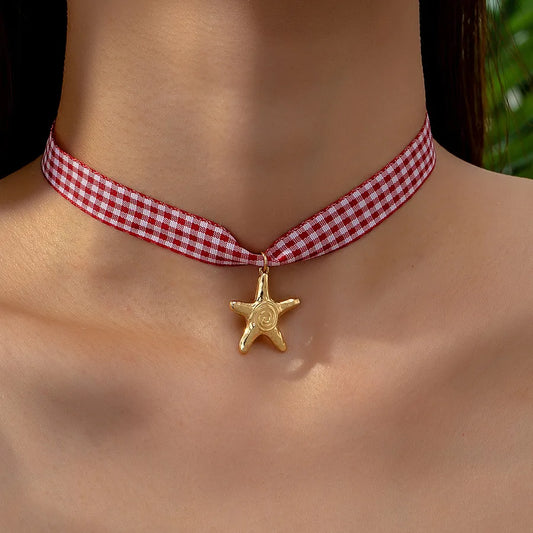 collar metal diseño estrella de mar Loyobriyida fondo blanco