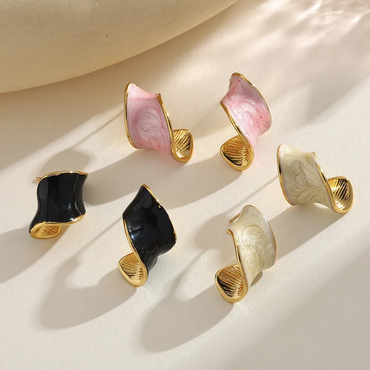 pendientes 304 acero inoxidable bañado en oro 18k diseño irregular Loyobriyida fondo blanco