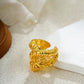anillo aleación bañado en oro 14K diseño geométrico Loyobriyida fondo blanco