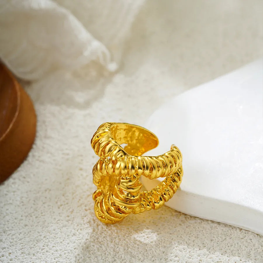 anillo aleación bañado en oro 14K diseño geométrico Loyobriyida fondo blanco