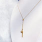 collar acero titanio bañado en oro 18k diseño rosa Loyobriyida fondo blanco