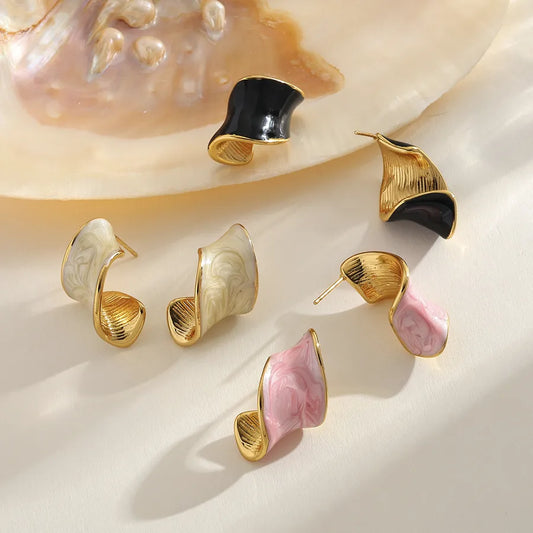 pendientes 304 acero inoxidable bañado en oro 18k diseño irregular Loyobriyida fondo blanco