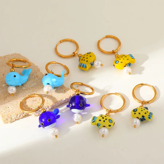 pendientes 304 acero inoxidable bañado en oro 18k diseño pez Loyobriyida fondo blanco