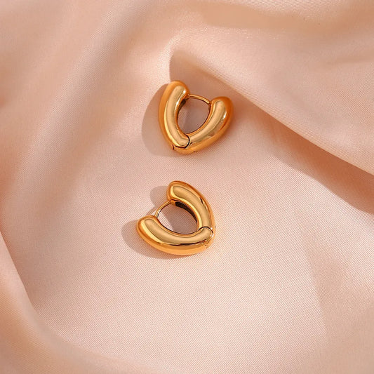 pendientes 304 acero inoxidable bañado en oro diseño forma corazón Loyobriyida fondo blanco