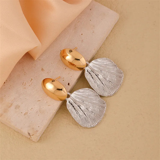 pendientes 304 acero inoxidable bañado en oro diseño concha Loyobriyida fondo blanco