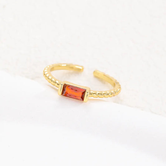 anillo abierto cobre bañado en oro con piedra natal Loyobriyida fondo blanco