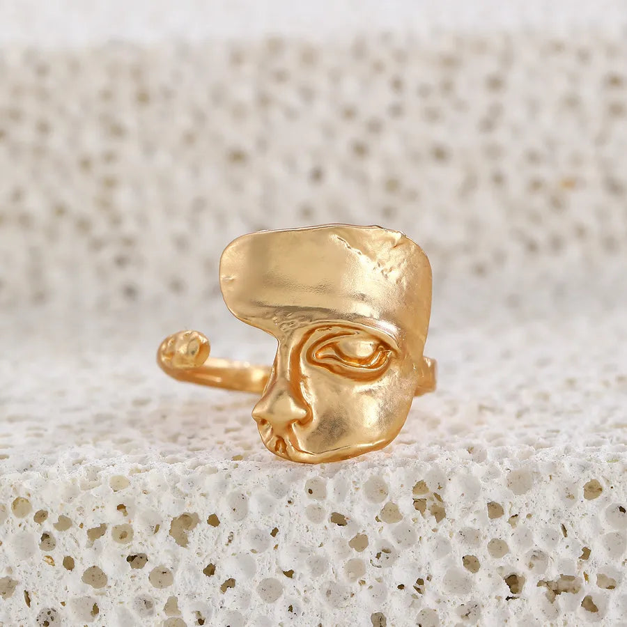 anillo abierto aleación bañado en oro diseño geométrico Loyobriyida fondo blanco