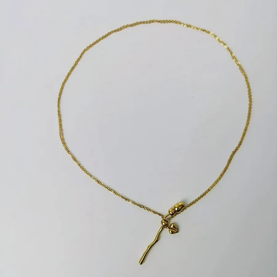 collar acero titanio bañado en oro 18k diseño rosa Loyobriyida fondo blanco