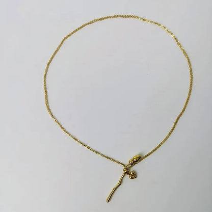 collar acero titanio bañado en oro 18k diseño rosa Loyobriyida fondo blanco