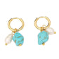 pendientes artificial perla bañado en oro diseño irregular Loyobriyida fondo blanco