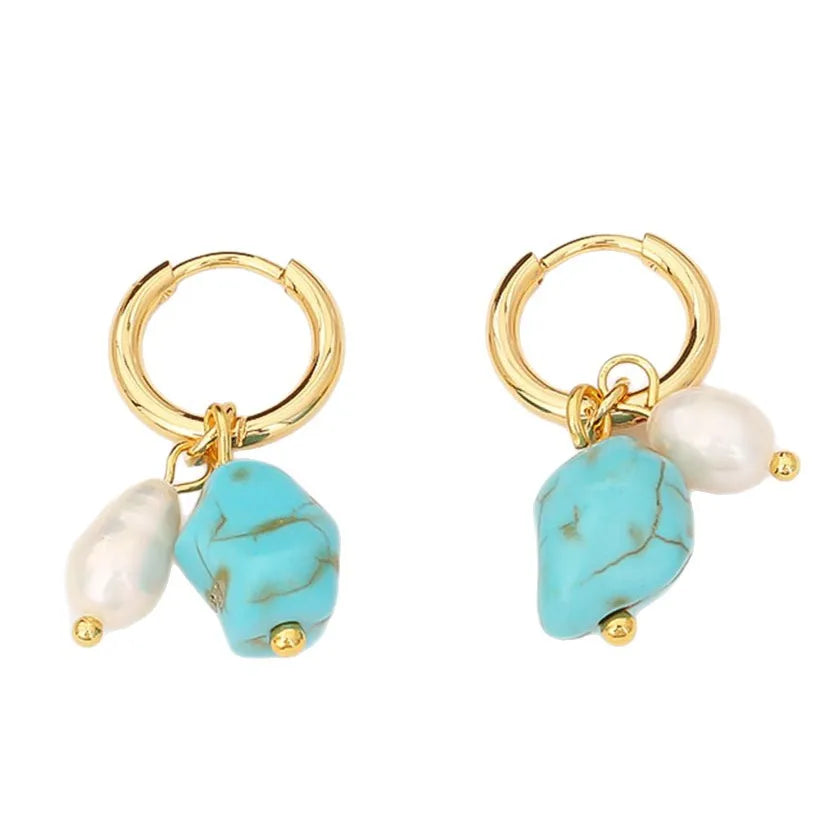 pendientes artificial perla bañado en oro diseño irregular Loyobriyida fondo blanco