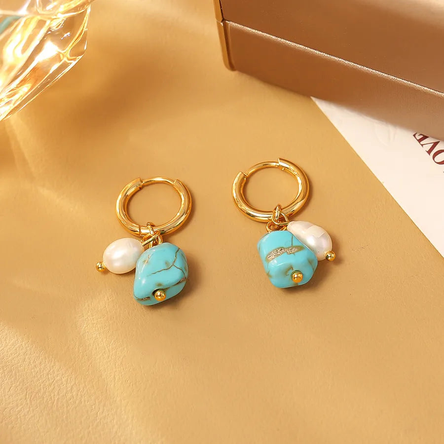 pendientes artificial perla bañado en oro diseño irregular Loyobriyida fondo blanco