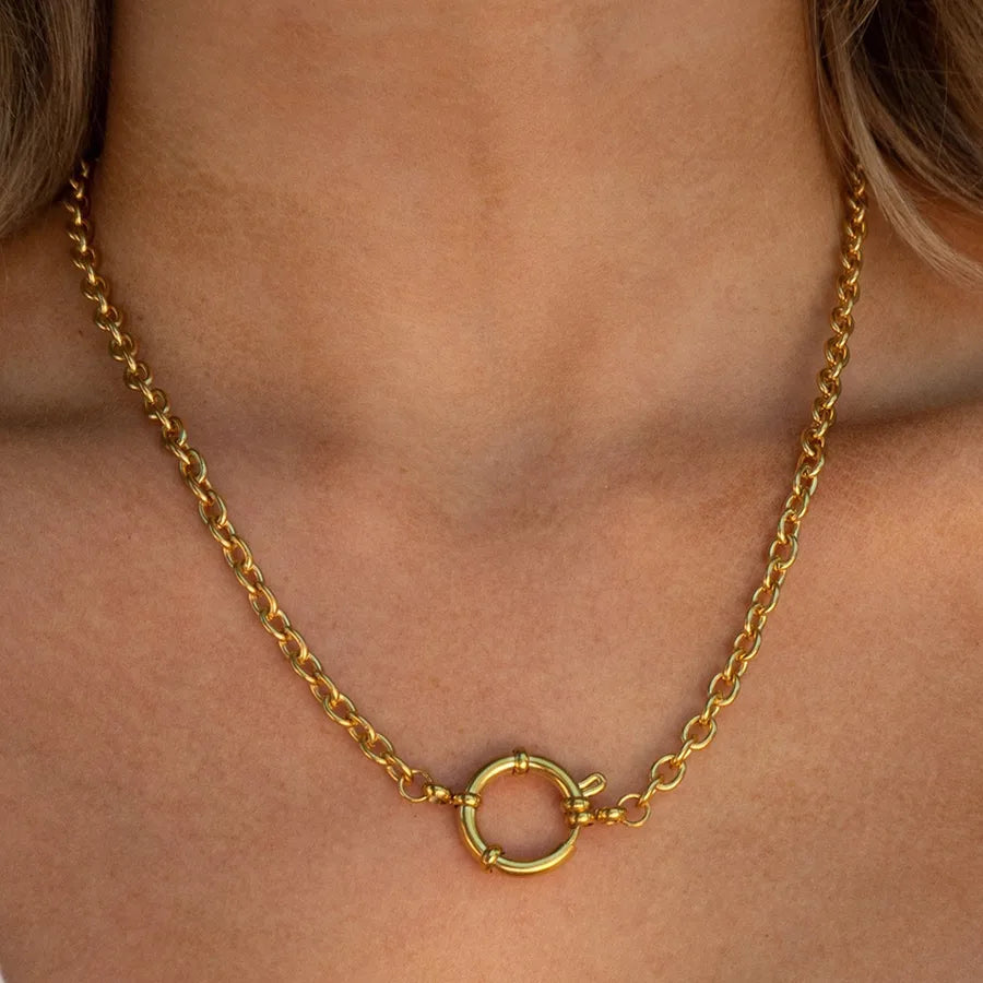 collar 304 acero inoxidable diseño geométrico Loyobriyida fondo blanco
