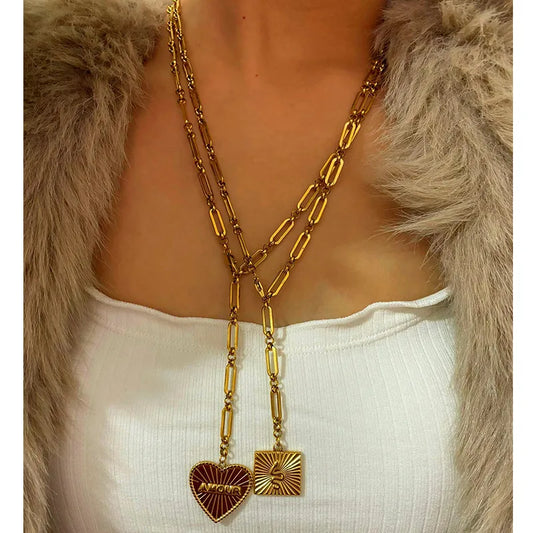 collar 316l acero inoxidable bañado en oro 18k diseño forma corazón Loyobriyida fondo blanco