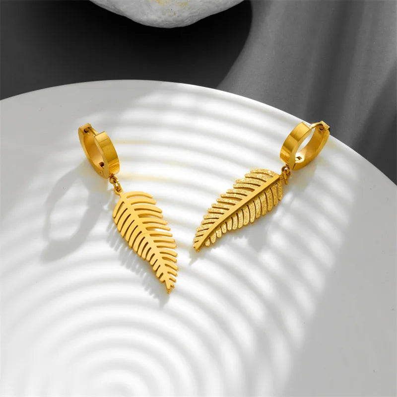 pendientes acero titanio bañado en oro 18k Loyobriyida fondo blanco