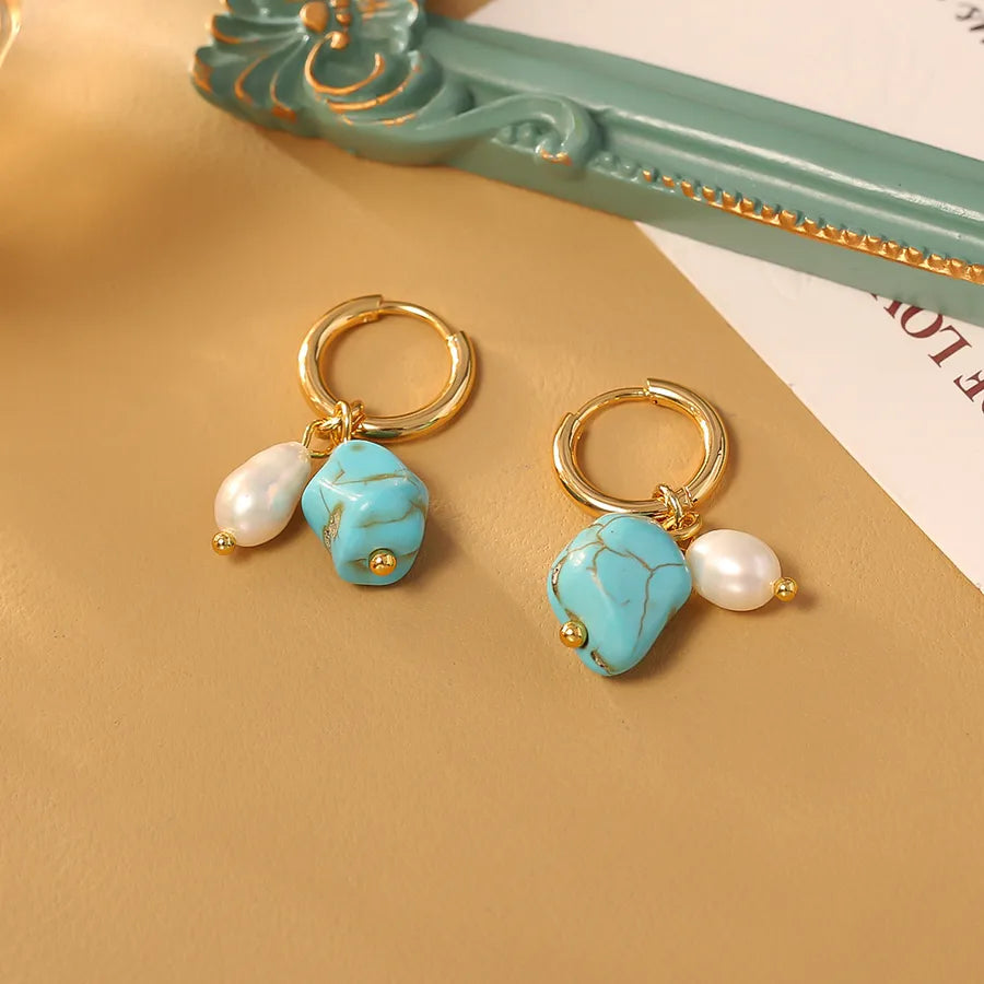 pendientes artificial perla bañado en oro diseño irregular Loyobriyida fondo blanco