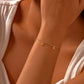 pulsera 201 acero inoxidable bañado en oro 18k diseño lazo Loyobriyida fondo blanco
