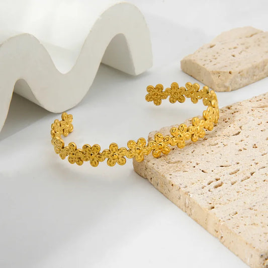 brazalete 304 acero inoxidable bañado en oro 18k diseño pétalo Loyobriyida fondo blanco
