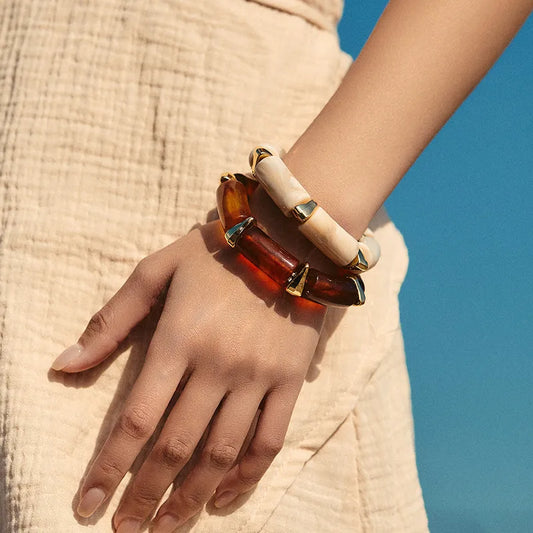 pulsera acrílico Loyobriyida fondo blanco