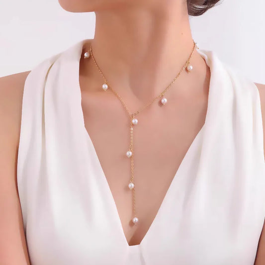 collar acero titanio bañado en oro diseño geométrico Loyobriyida fondo blanco