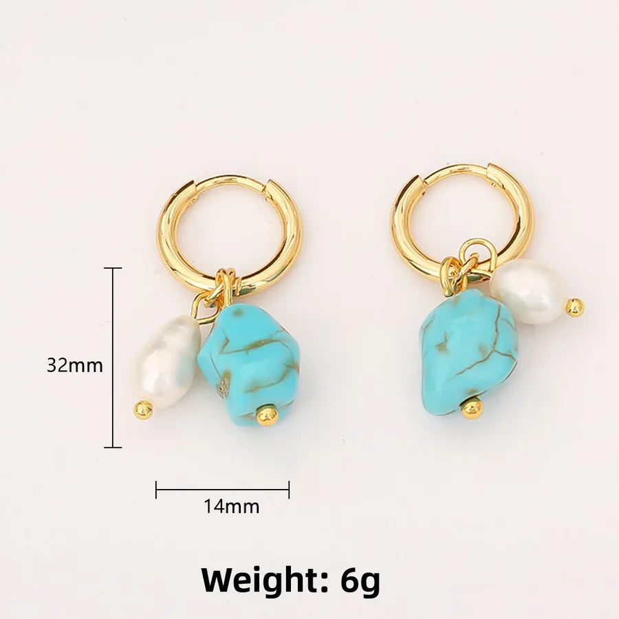 pendientes artificial perla bañado en oro diseño irregular Loyobriyida fondo blanco