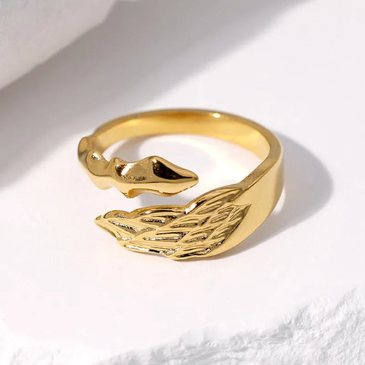 anillo abierto 304 acero inoxidable bañado en oro 18k diseño angel Loyobriyida fondo blanco
