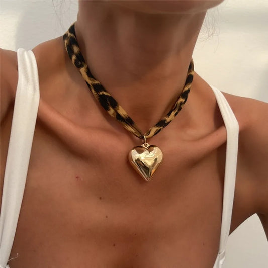 collar aleación diseño forma corazón Loyobriyida fondo blanco
