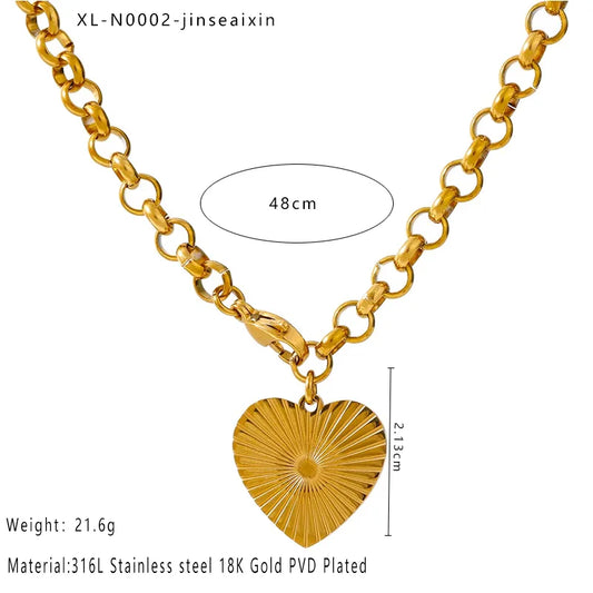 collar 316l acero inoxidable bañado en oro 18k diseño cruz Loyobriyida fondo blanco
