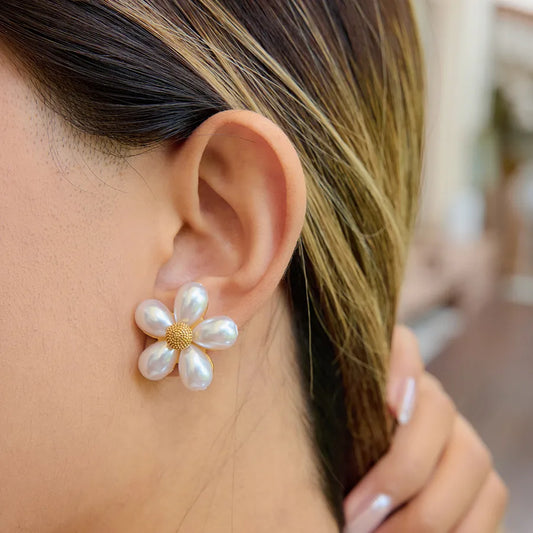 pendientes 304 acero inoxidable bañado en oro diseño flor Loyobriyida fondo blanco