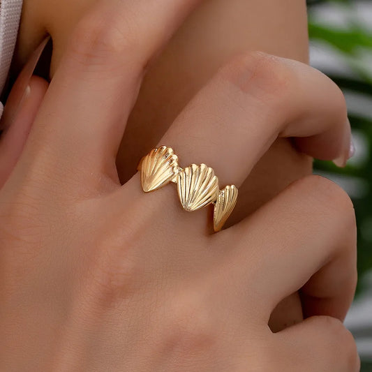 anillo abierto hierro bañado en oro diseño concha Loyobriyida fondo blanco
