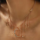 collar hierro bañado en oro diseño geométrico Loyobriyida fondo blanco