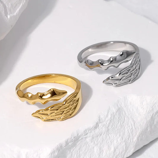 anillo abierto 304 acero inoxidable bañado en oro 18k diseño angel Loyobriyida fondo blanco