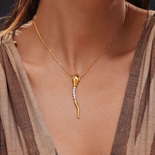 cadena acero titanio bañado en oro diseño gotas Loyobriyida fondo blanco